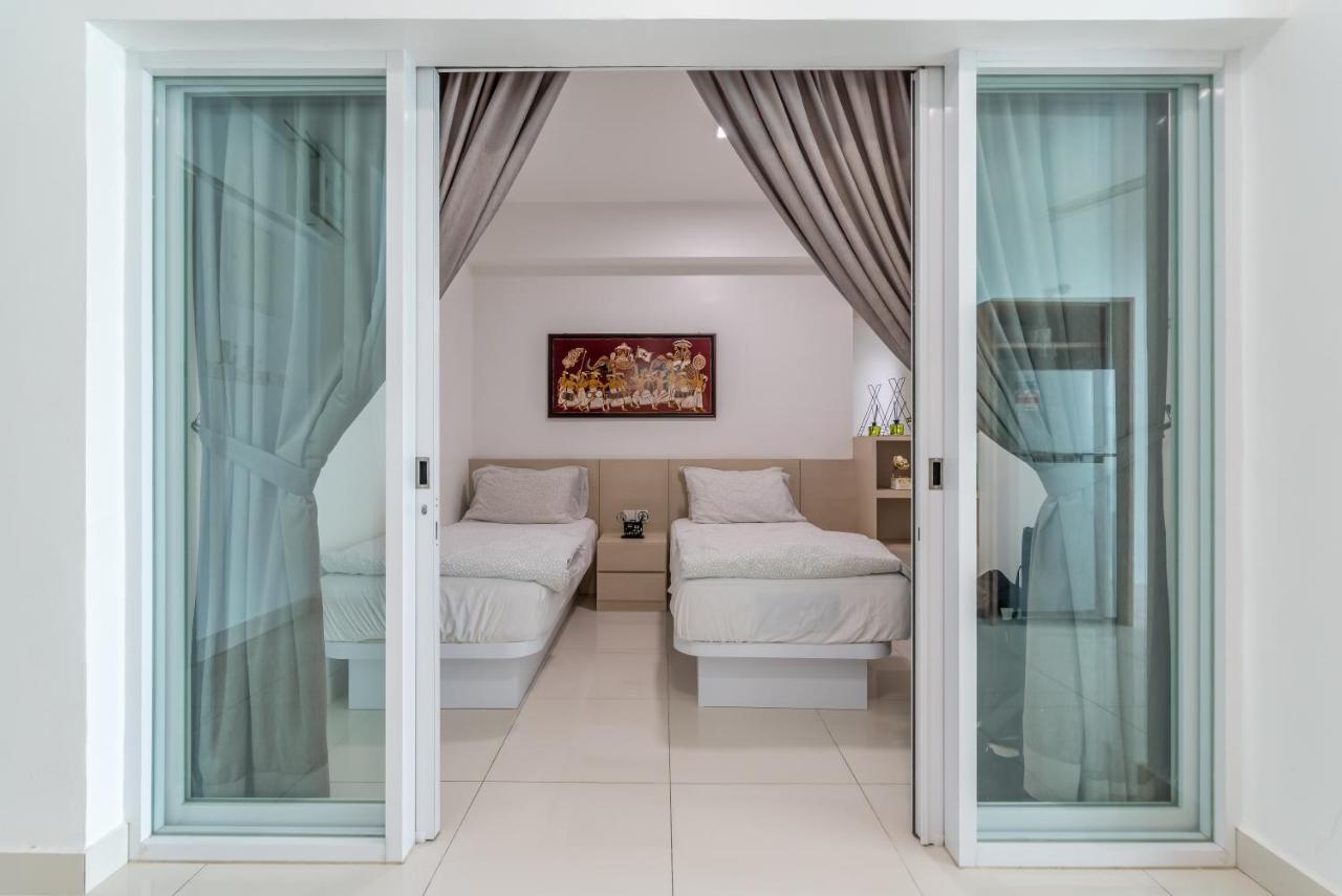 Maritime Penthouse Suite By The Sea George Town Bagian luar foto